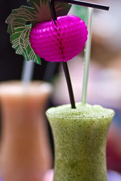 Two colourful alcohol cocktails and a pink umbrella — Stock Photo, Image