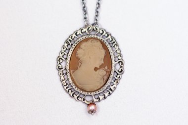 beyaz zemin üzerine Cameo kolye