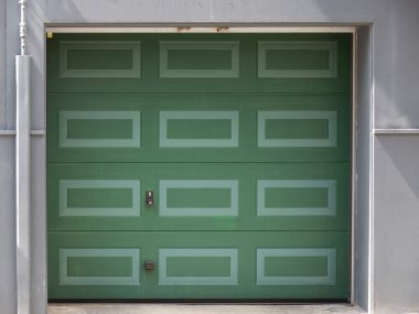 Yeşil garaj kapısı