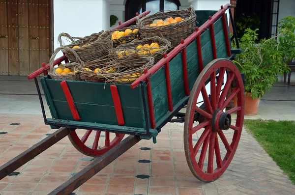 Carro verde com laranjas — Fotografia de Stock