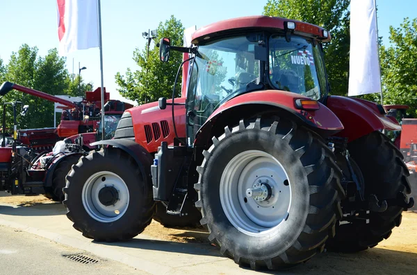 Roter Traktor und Mähdrescher — Stockfoto