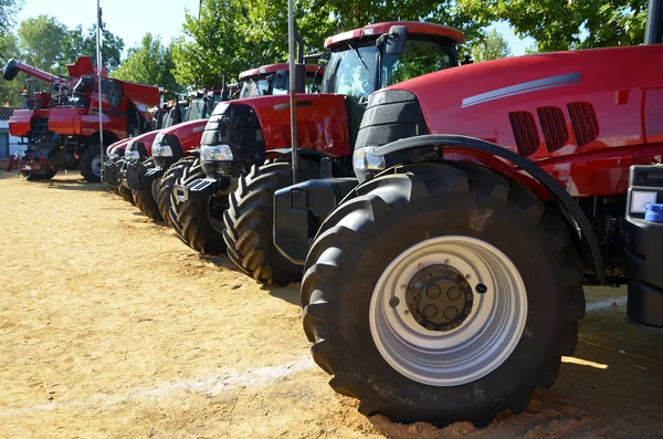 Piros traktor és kombájn Stock Kép