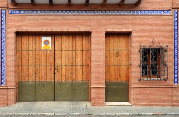 Porta e garagem — Fotografia de Stock