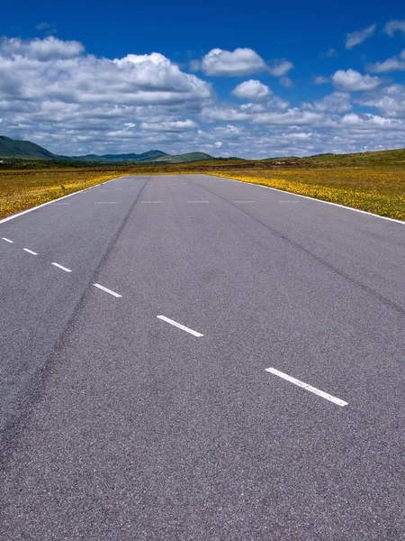 Highway cut (vertical) — Stock Photo, Image