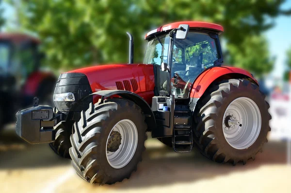 Roter Traktor — Stockfoto