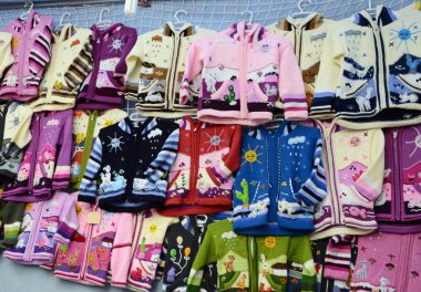 bir mağazada hırka