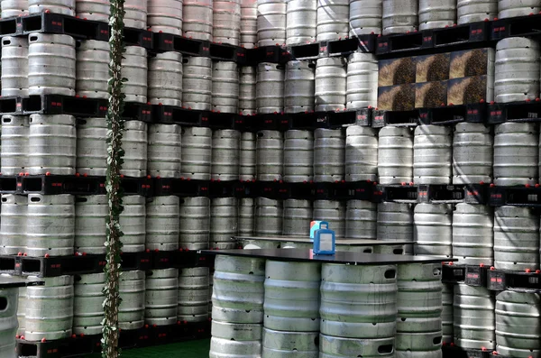 bira fıçısı yığılmış