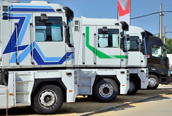 Mehrere geparkte Lastwagen — Stockfoto