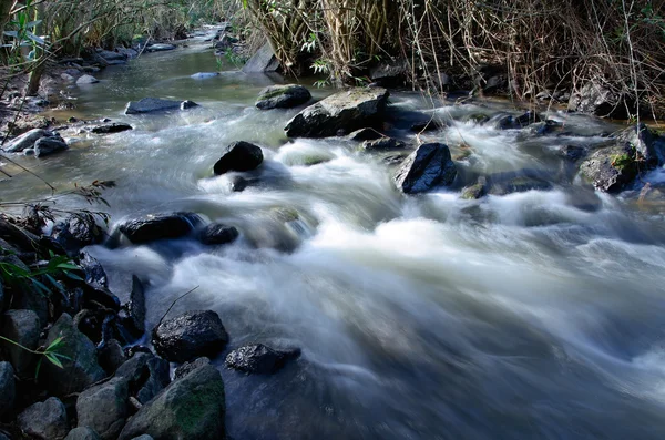Dağ nehir taşları ile — Stok fotoğraf