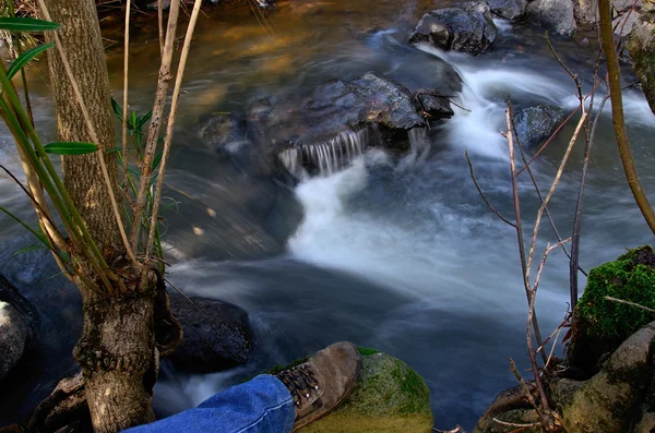 Dağ nehir ve bir çizme — Stok fotoğraf