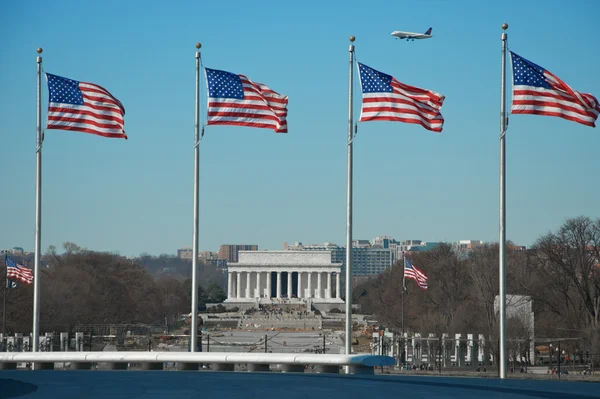 링컨 기념관에 비행기 — 스톡 사진