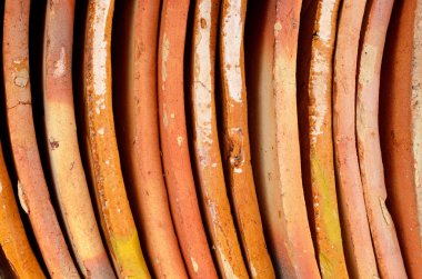 Turuncu eğri kiremit çatı