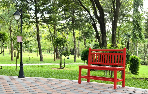 Banco vermelho no jardim — Fotografia de Stock