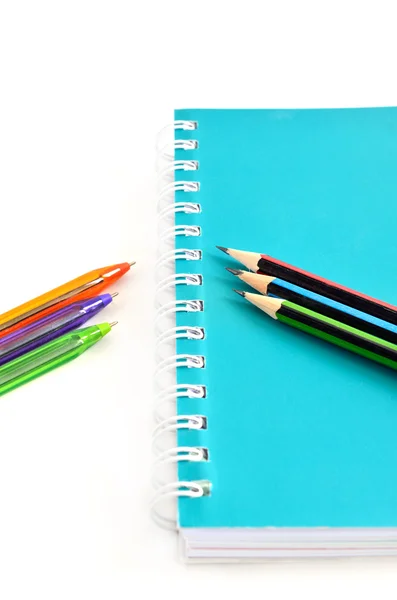 Pluma y cuaderno aislados en blanco — Foto de Stock