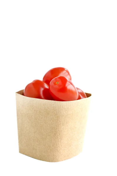 在白色背景上的纸包里的西红柿 — 图库照片