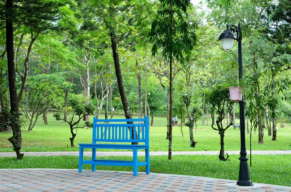 Blå bänk i trädgården — Stockfoto