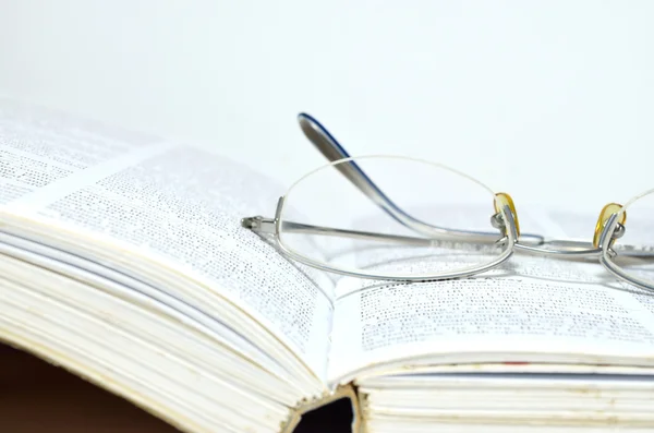 Gafas y libro —  Fotos de Stock