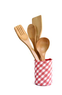 Ahşap mutfak aletleri beyaza izole edilmiş.