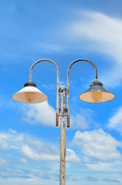 Deux lampadaires sur le ciel — Photo