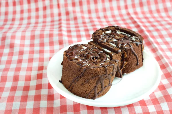 Choklad rulla tårta på plattan — Stockfoto