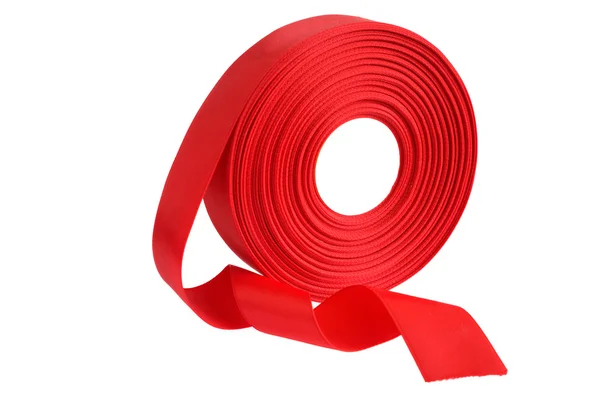 Rolo de fita vermelha em um fundo branco — Fotografia de Stock