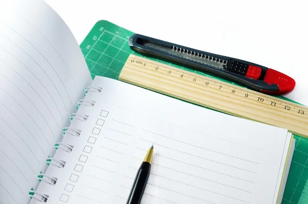 Zápisník, pero s papírnické zboží, známky nebo kancelářské potřeby — Stock fotografie