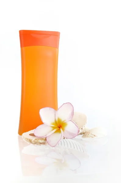 Sunblock with flower and shells — Stock Photo, Image