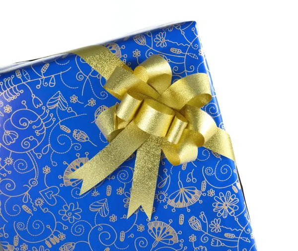 Голубая подарочная коробка с золотой лентой — стоковое фото