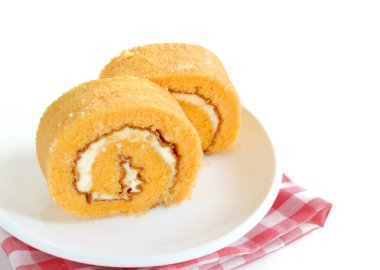 Turuncu rulo pasta krema ile