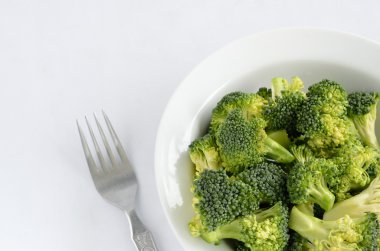 Brokoli üzerine beyaz izole tabak