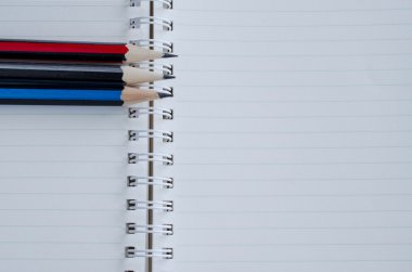 boş bir defter ve kalem