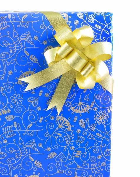Голубая подарочная коробка с золотой лентой — стоковое фото