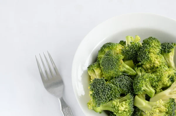 Broccoli in schotel geïsoleerd op wit — Stockfoto