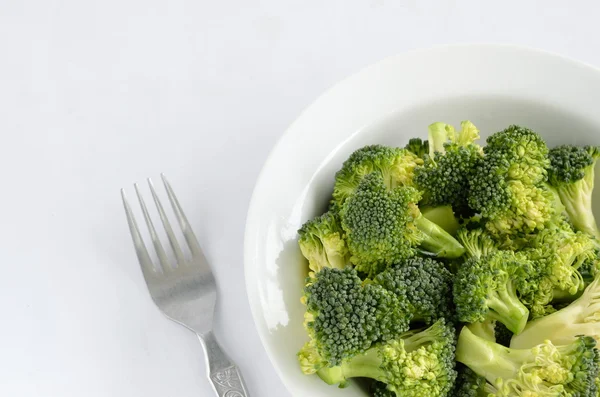 Broccoli in dish isolated on white — Stock Photo, Image