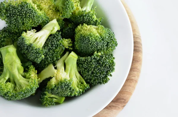 Broccoli in piatto isolato su bianco — Foto Stock
