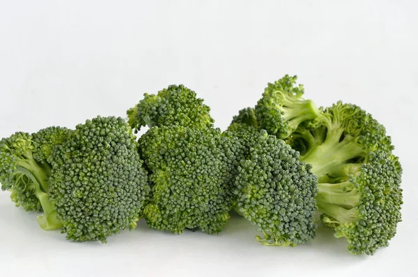 Броколі овочі ізольовані на білому — стокове фото