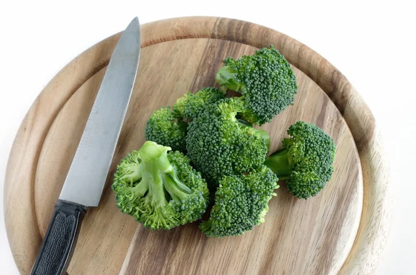 Broccoli vegetali con coltello su taglio di legno — Foto Stock