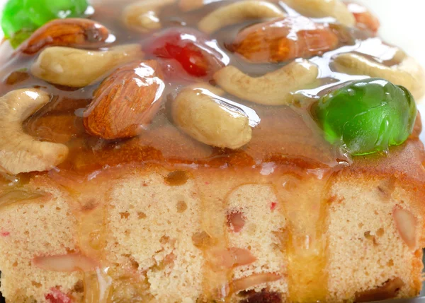 Gâteau aux fruits avec noix mélangées et fruits secs — Photo