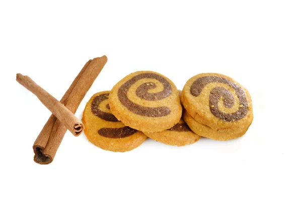 Galletas y canela aisladas en blanco —  Fotos de Stock