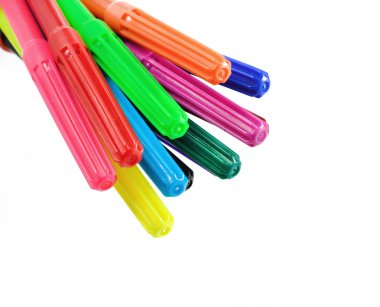 Beyaz arka plan üzerinde izole renkli kalem