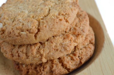 yulaf ezmeli kurabiye ahşap zemin üzerinde