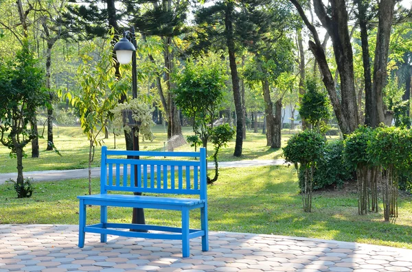 Banco de madeira azul no jardim — Fotografia de Stock