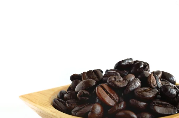 Granos de café aislados en blanco —  Fotos de Stock