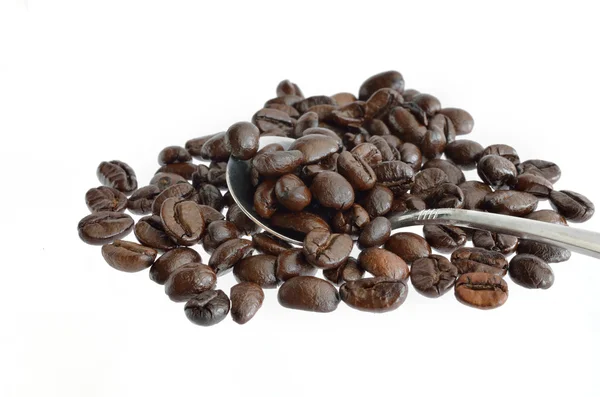 Grãos de café e colher de prata isolada em branco — Fotografia de Stock