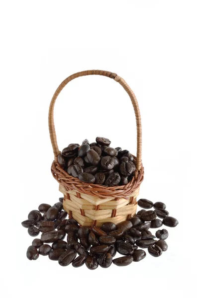 Boabe de cafea și coș — Fotografie, imagine de stoc