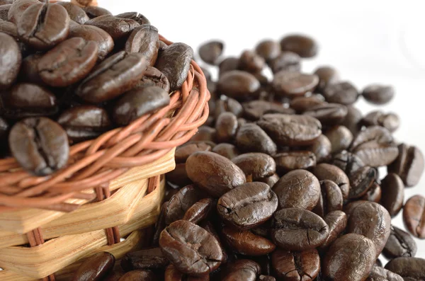 Boabe de cafea și coș — Fotografie, imagine de stoc