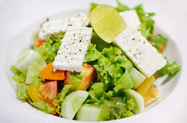 Beyaz peynir ile taze sebze salatası — Stok fotoğraf