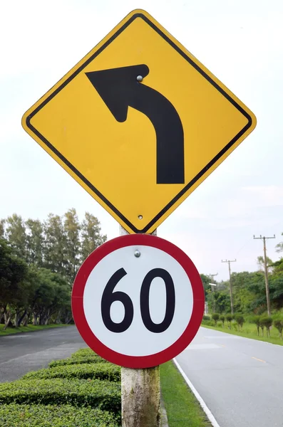 Bir yolda kavisli trafik işareti hız sınırı — Stok fotoğraf