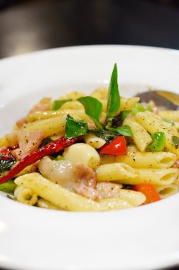 jambon ve fesleğen, İtalyan yemekleri ile Penne makarna.