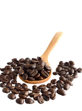Beyaz tahta kaşıkla kahve çekirdekleri